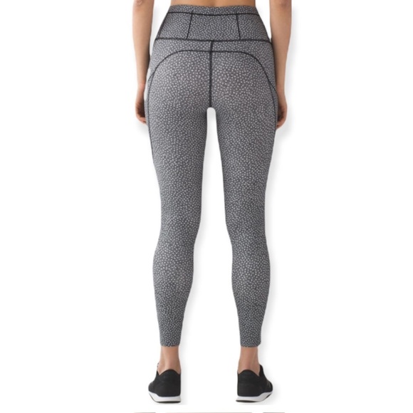 lululemon athletica Pants - Lululemon Fast And Free 7/8 Tight in Frozen Fizz White Black Size 8